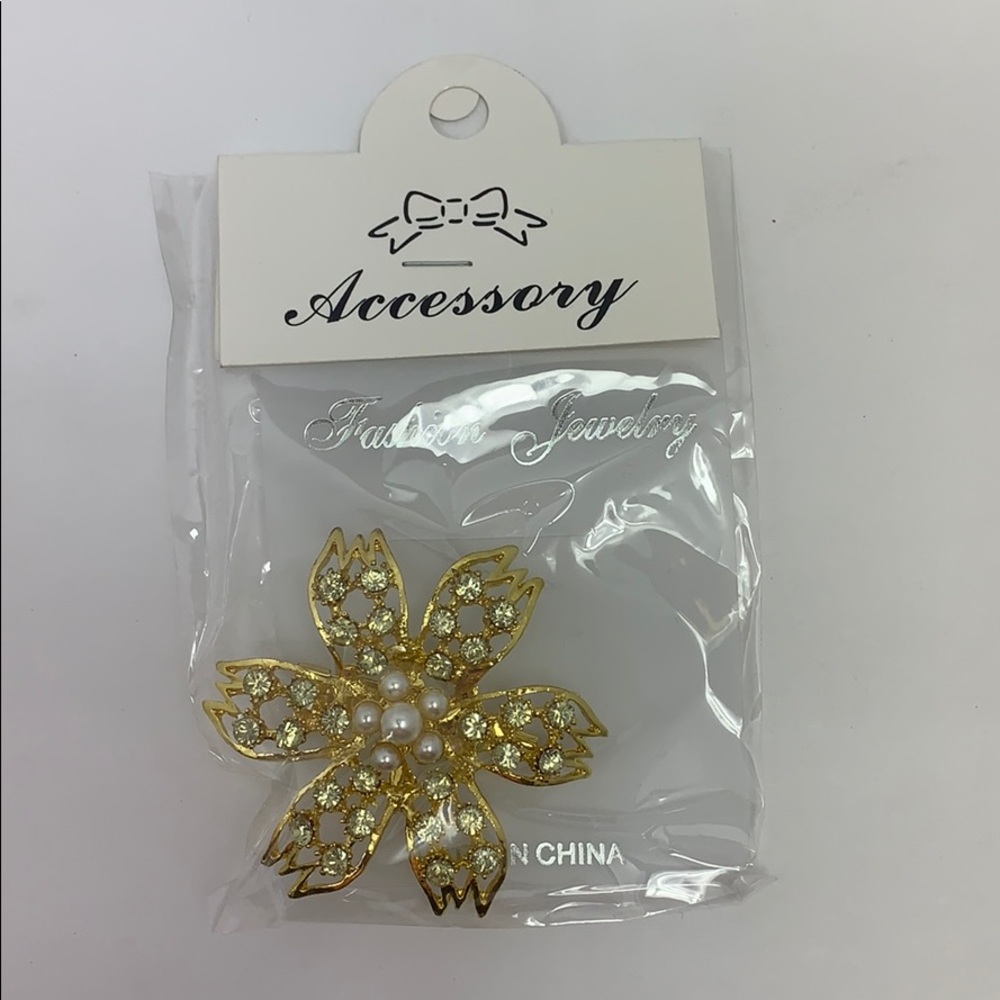 Brooch flower with pearl